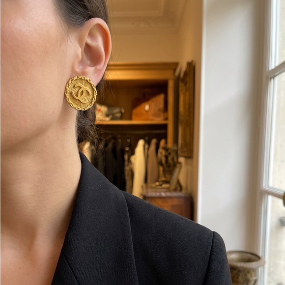 Chanel 94A Vintage CC Logo Gold Plated Clip On Earrings - Picture 2 of 7